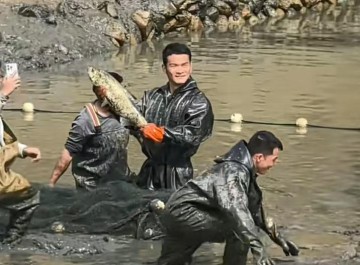 APP下载-李维刚在山东包鱼塘引村民不满：怎么浇地？网友：塘主可能犯法